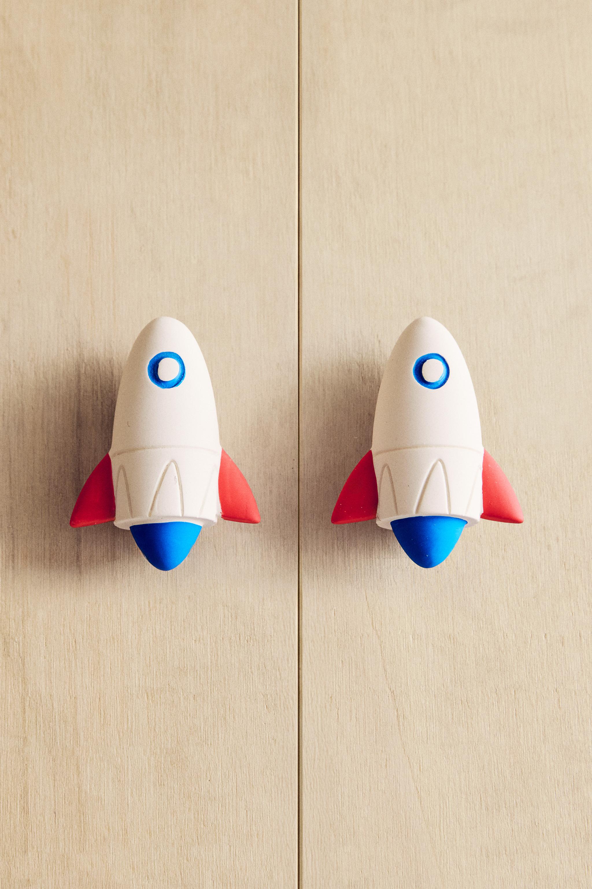 LOT DE 2 BOUTONS ENFANT VAISSEAU SPATIAL